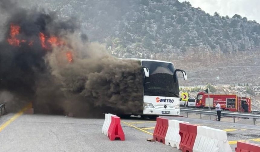 Konya'da yangın çıkan yolcu otobüsü kullanılamaz hale geldi
