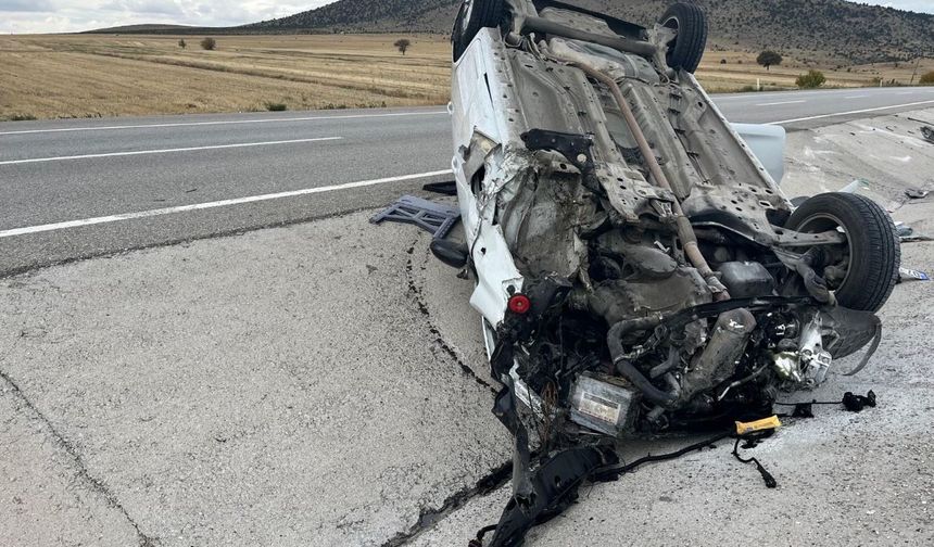 Kütahya'da devrilen otomobilin karşı şeride fırlayan tekeri başka kazaya neden oldu