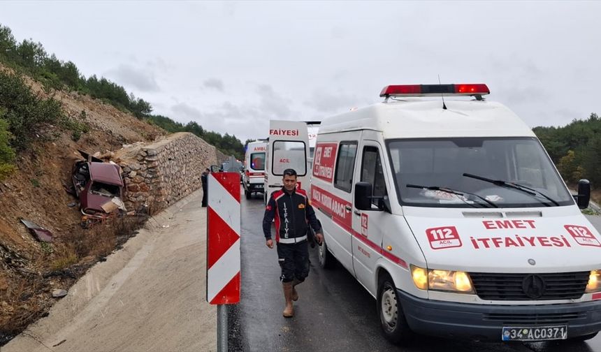 Kütahya'da istinat duvarına çarpan otomobilin sürücüsü ile eşi öldü