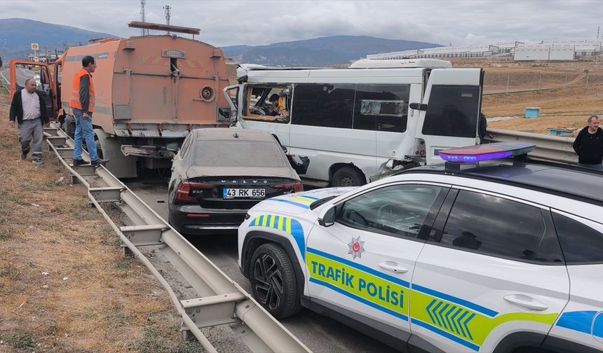 Kütahya'da Karayolları aracına çarpan karavanın sürücüsü öldü, eşi yaralandı
