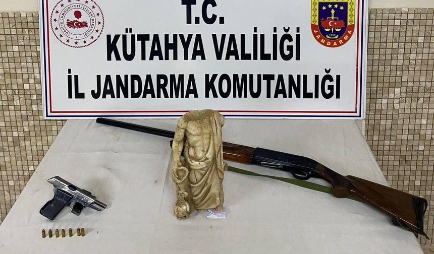 Kütahya'da Roma Dönemi'ne ait olduğu değerlendirilen heykel ele geçirildi
