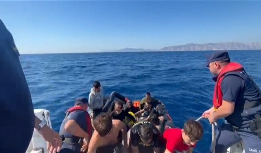 Marmaris açıklarında 22 düzensiz göçmen kurtarıldı
