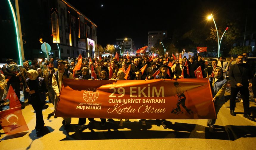 Muş'ta Cumhuriyet'in 102. yıl dönümü fener alayı ile kutlandı