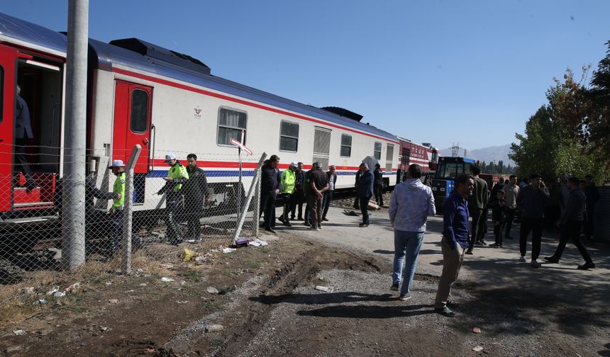 Muş'ta trenin çarptığı servisteki 17 öğrenci yaralandı