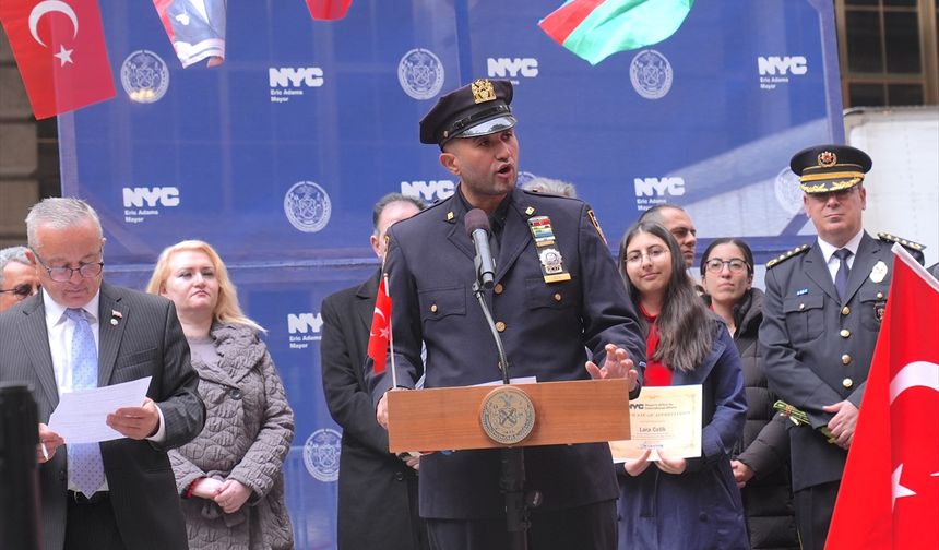 New York'un finans merkezi Wall Street'te, Cumhuriyet Bayramı nedeniyle göndere Türk bayrağı çekildi