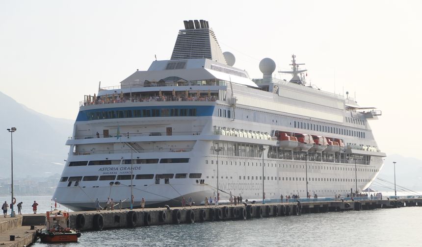 Palau bayraklı kruvaziyer 'Astoria Grande' Alanya Limanı'na demirledi