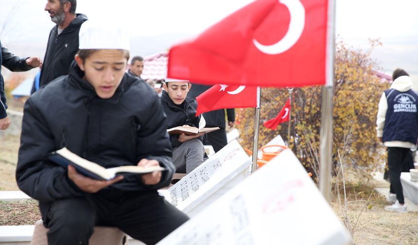 PKK'lı teröristlerin katlettiği 33 Yavi şehidi mezarları başında anıldı