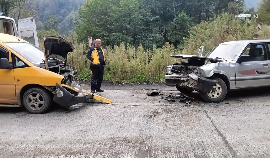 Samsun'da otomobil ile hafif ticari aracın çarpıştığı kazada 3 kişi yaralandı
