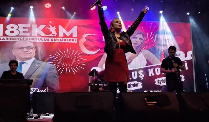 Şarkıcı Zeynep Dizdar Adana'da konser verdi