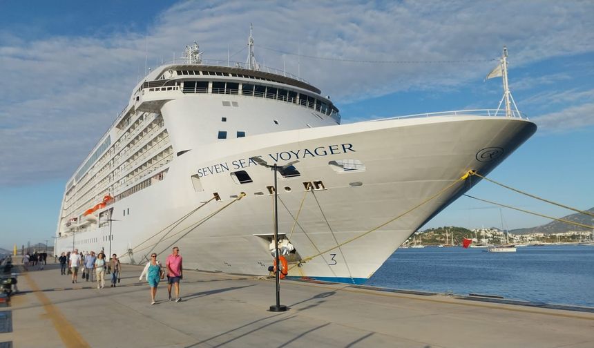 'Seven Seas Voyager' kruvaziyeri Bodrum Limanı'na demirledi