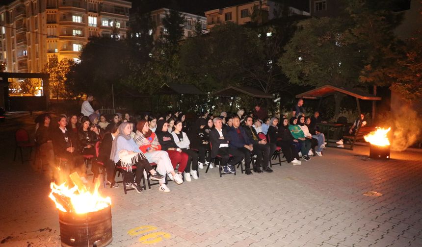 Sinema otobüsü yurt ve pansiyonda kalan öğrenciler için geziyor