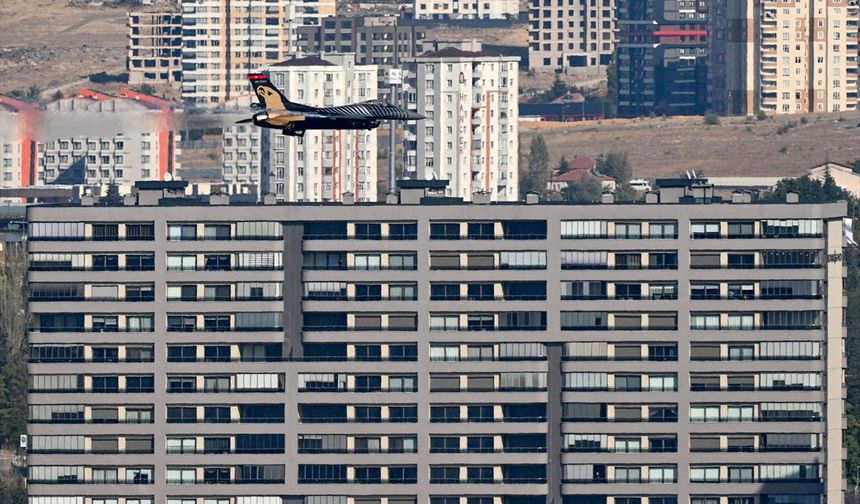 SOLOTÜRK Kayseri'de gösteri uçuşu yaptı