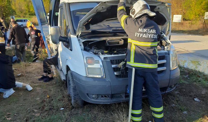 Tokat'ta işçi servisi ile tarım işçilerinin olduğu minibüs çarpıştı, 10 kişi yaralandı