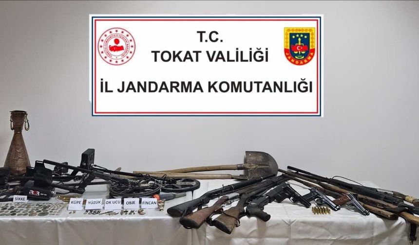 Tokat'ta kaçak kazı yaparken yakalanan şüphelinin evinde 144 sikke bulundu