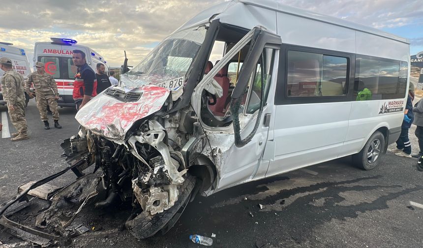 Van'da öğrenci servisi ile tırın çarpışması sonucu 14 kişi yaralandı