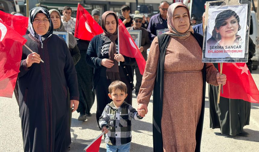 Vanlı aileler, DEM Parti İl Başkanlığı önündeki eylemlerini sürdürdü