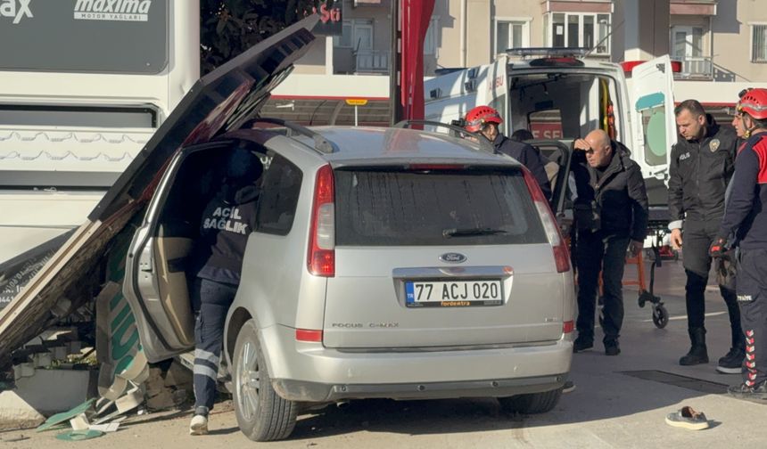 Yalova'da akaryakıt istasyonuna girmeye çalışan otomobilin çarptığı yaya ağır yaralandı