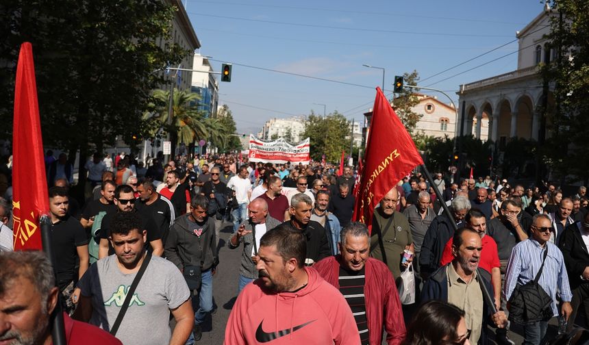 Yunanistan'da işçi ve memurlar çalışma saatleri için 24 saatlik greve gitti