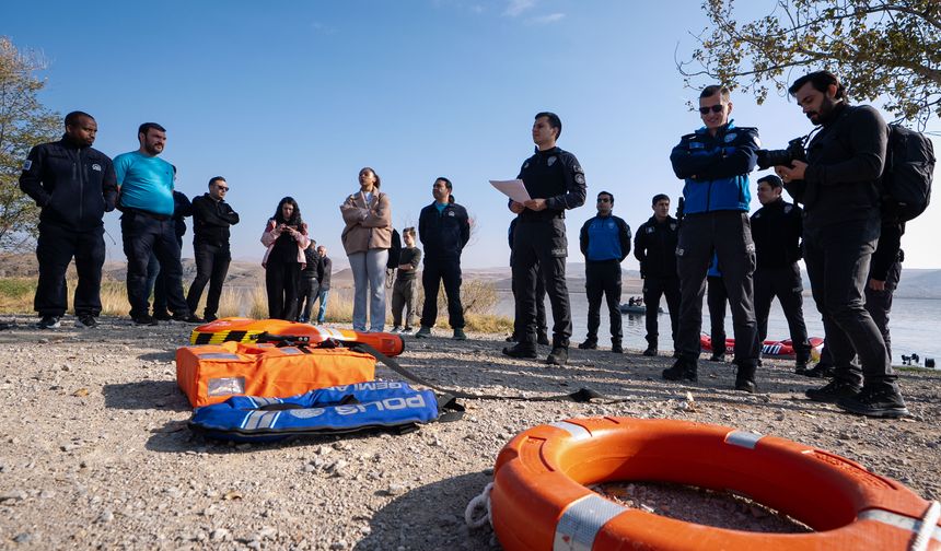 AA'nın savaş muhabirliği eğitiminde 'suda hayatta kalma' dersi verildi