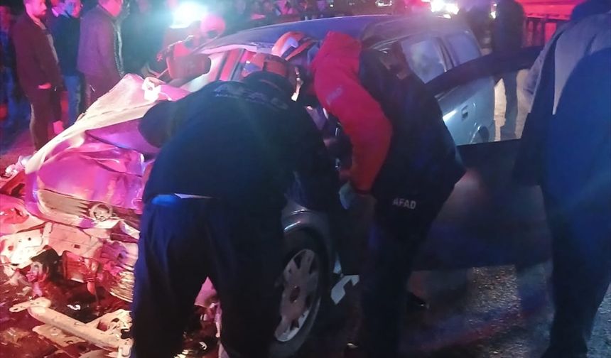 Afyonkarahisar'da otobüsle çarpışan otomobildeki bir kişi öldü, 3 kişi yaralandı