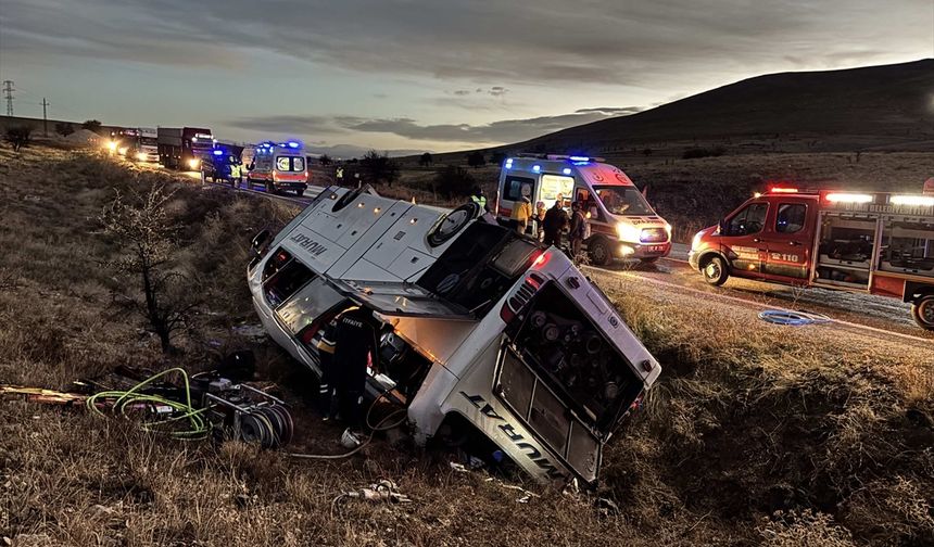 Afyonkarahisar'da yolcu otobüsü devrildi, 2 kişi öldü, 21 kişi yaralandı