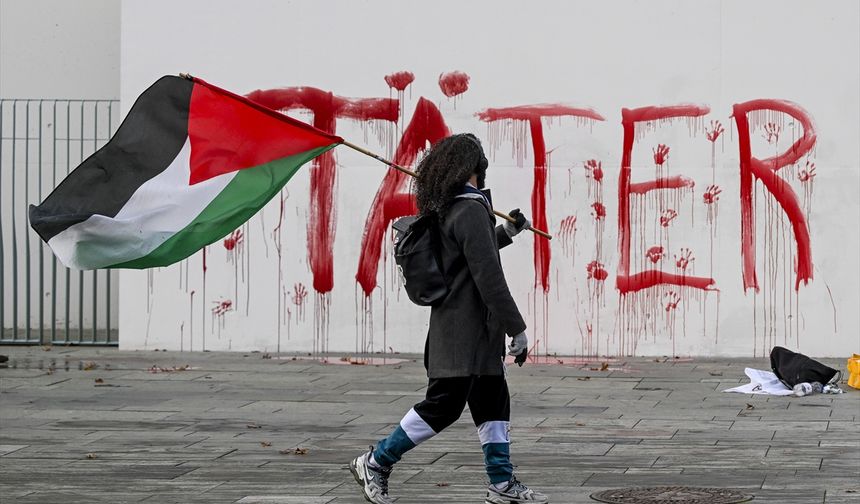 Almanya'da Filistin destekçileri Başbakanlık binasına kırmızı boyayla 'failler' yazdı