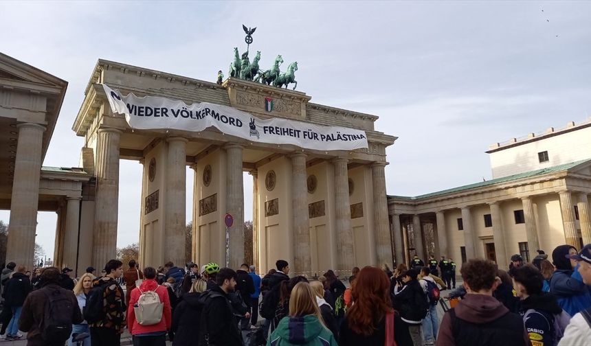 Almanya'da Filistin'e destek amacıyla tarihi Brandenburg Kapısı'na pankart asıldı