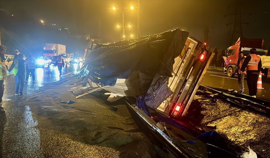 Anadolu Otoyolu'nda devrilen granül yüklü tırın sürücüsü yaralandı