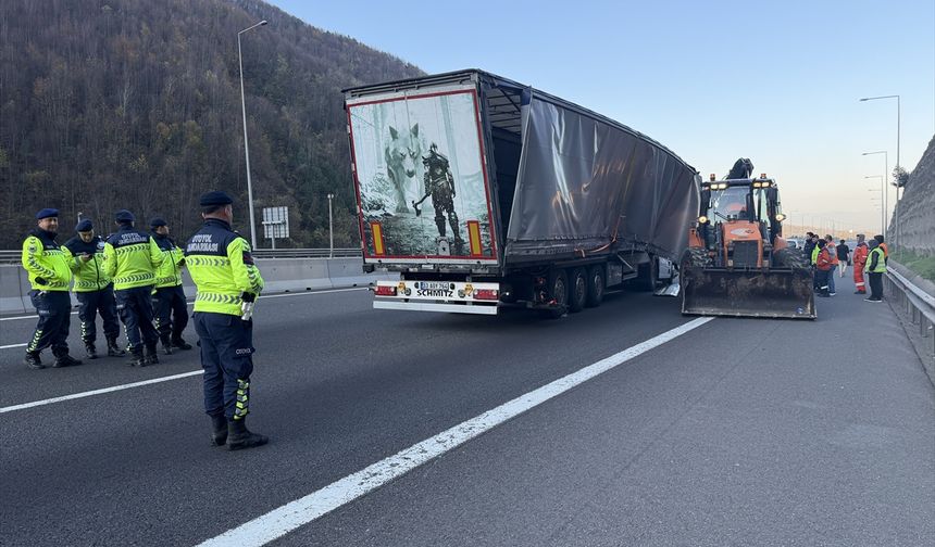 Anadolu Otoyolu'nun Bolu Dağı geçişinde kaza yapan tır ulaşımı aksattı