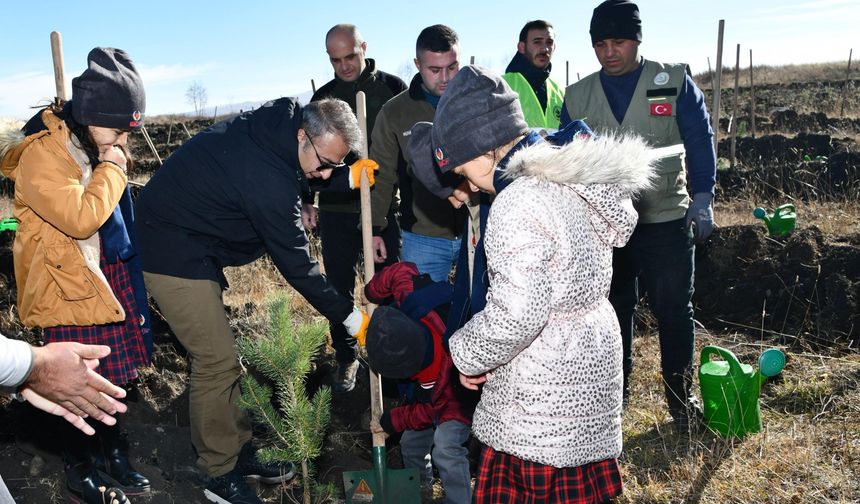 Ardahan'da öğrenciler 'Yeşil vatan' için fidanları toprakla buluşturdu