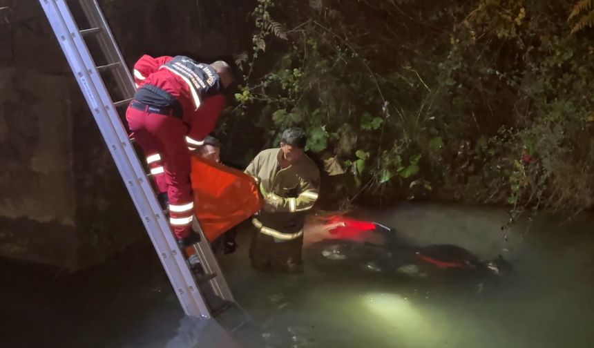 Bartın'da dere yatağına devrilen motosikletin sürücüsünü itfaiye kurtardı