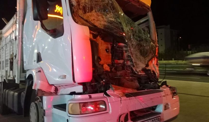 Bilecik'te çekiciye çarpan kamyonun sürücüsü öldü