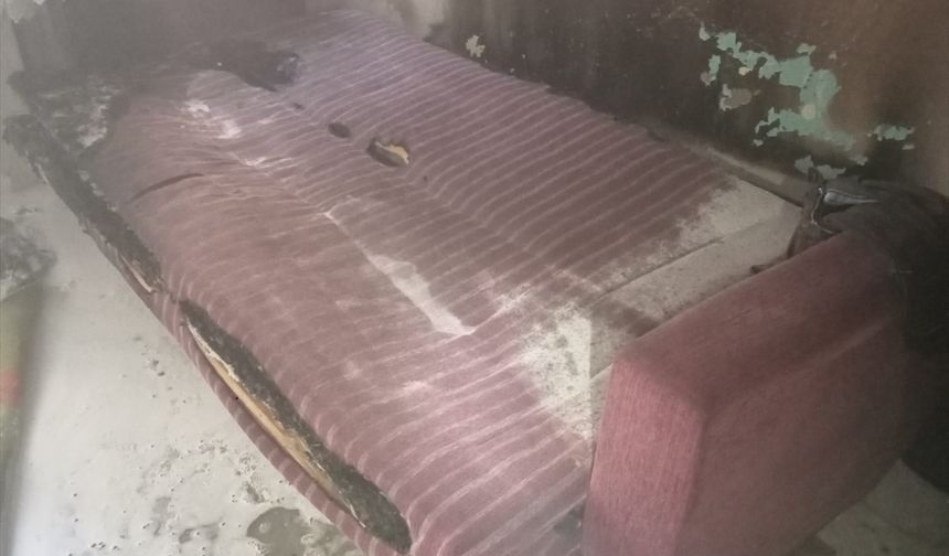 Denizli'de iş hanındaki evde çıkan yangında mahsur kalan 17'si çocuk 21 kişi kurtarıldı