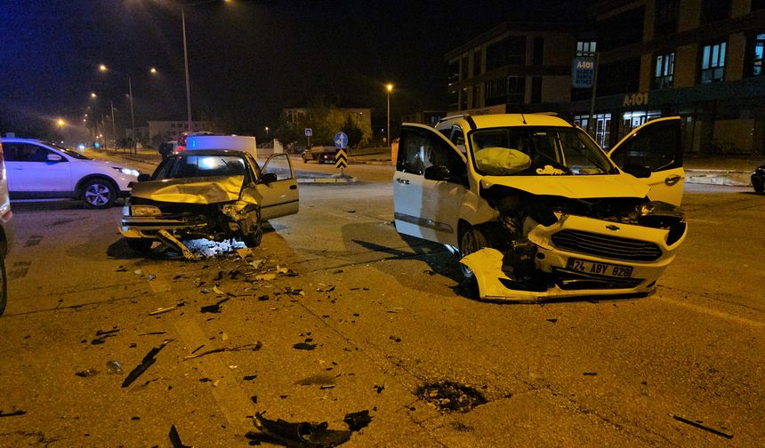 Erzincan'da iki aracın çarpışması sonucu 4 kişi yaralandı