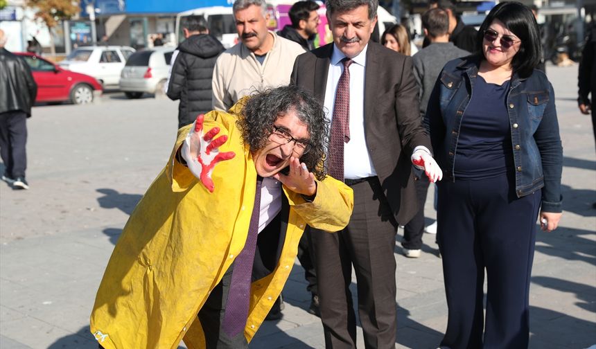 Erzincan'da Prof. Dr. Mehmet Kavukçu'dan 'şiddete hayır' performansı