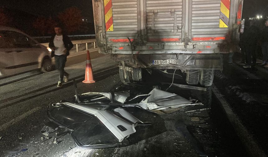 Gaziantep'te kamyon ile otomobilin çarpıştığı kazada 3 kişi öldü