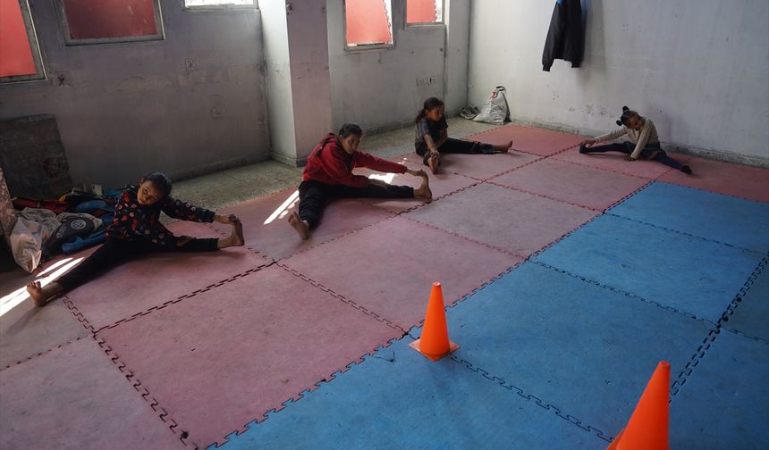 Gazze'de çocuklar, İsrail'in saldırılarıyla yanan spor kulübünde, travmayı atmaya çalışıyor