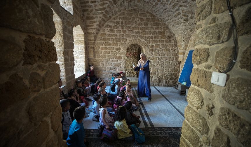Gazze'de Eyyubiler'den kalma tarihi okul, 2 yıl eğitimden uzak kalan öğrencilere kapılarını açtı