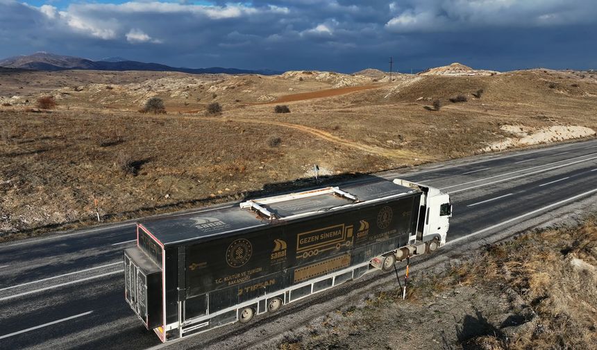 'Gezen Sinema Tırı' Sivas'ta çocuklarla buluştu