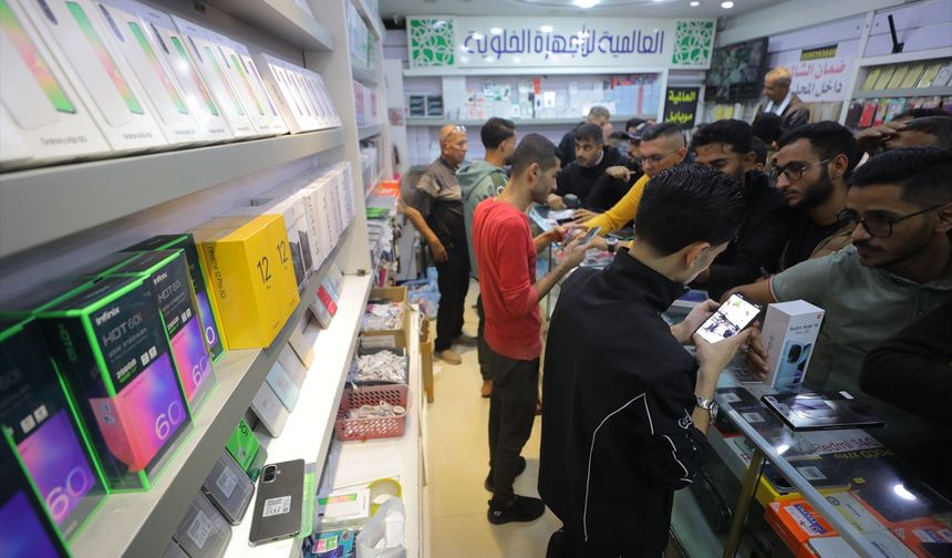 İsrail temel malzeme girişini kısıtladığı Gazze'deki trajik durumu lüks ürünlerle örtbas etmeye çalışıyor