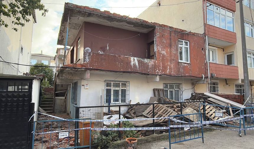 Kocaeli'de balkon duvarının bir bölümü yıkılan 2 katlı bina boşaltıldı