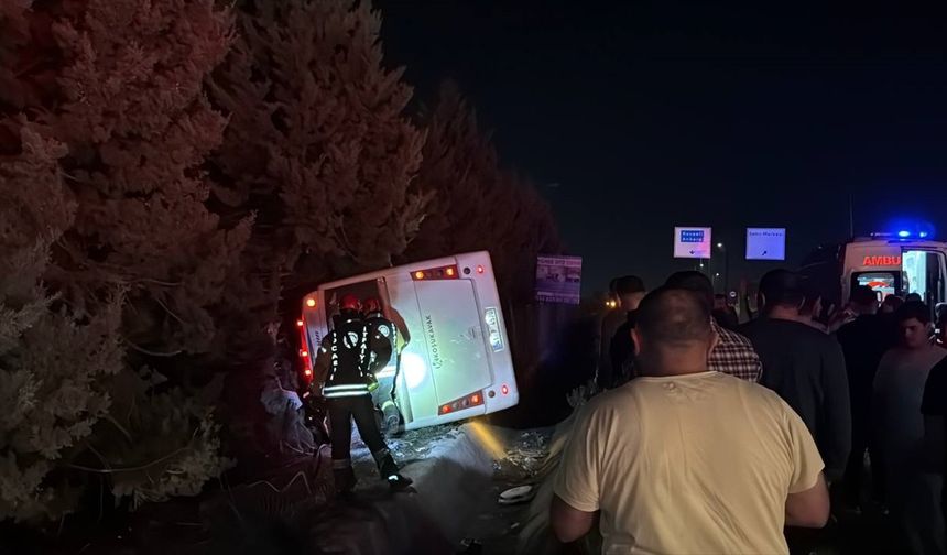 Kocaeli'de işçi servisi ile otomobilin çarpıştığı kazada 8 kişi yaralandı