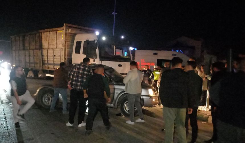 Manisa'da kamyonla pikabın çarpıştığı kazada 4 kişi yaralandı