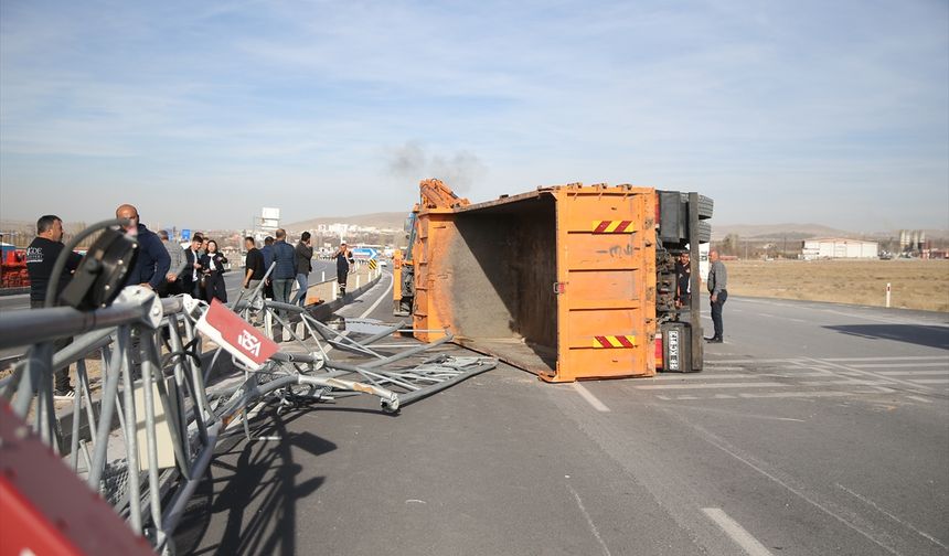 Niğde'de damperi açık kalan kamyon PTS direğine çarptı