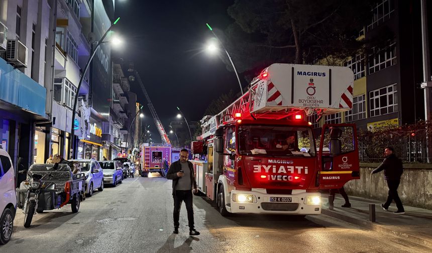 Ordu'da apartmanın çatısında çıkan yangında 5 kişi dumandan etkilendi