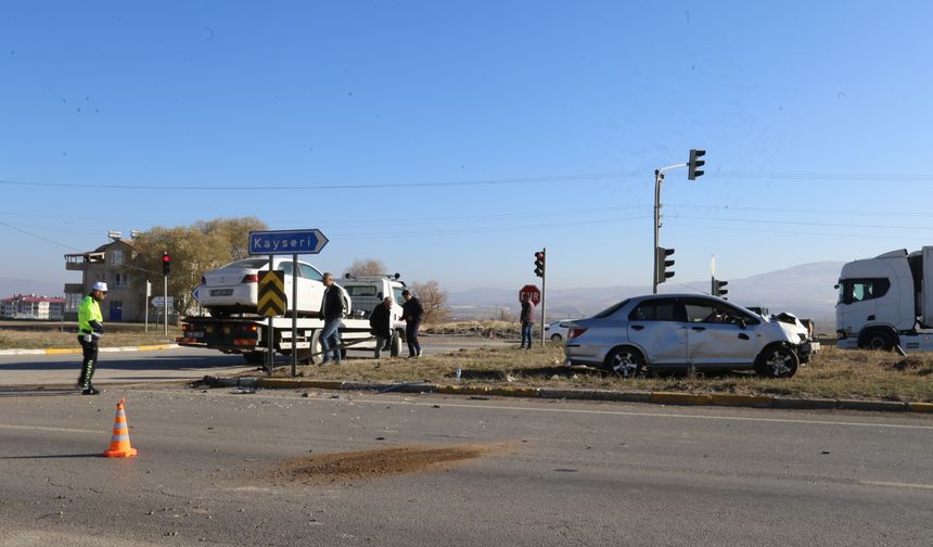 Sivas'ta iki otomobilin çarpıştığı kazada 3 kişi yaralandı