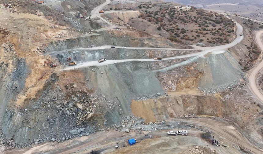 Sivas'ta maden ocağında göçük altında kalan şantiye müdürünü arama çalışmaları sürüyor