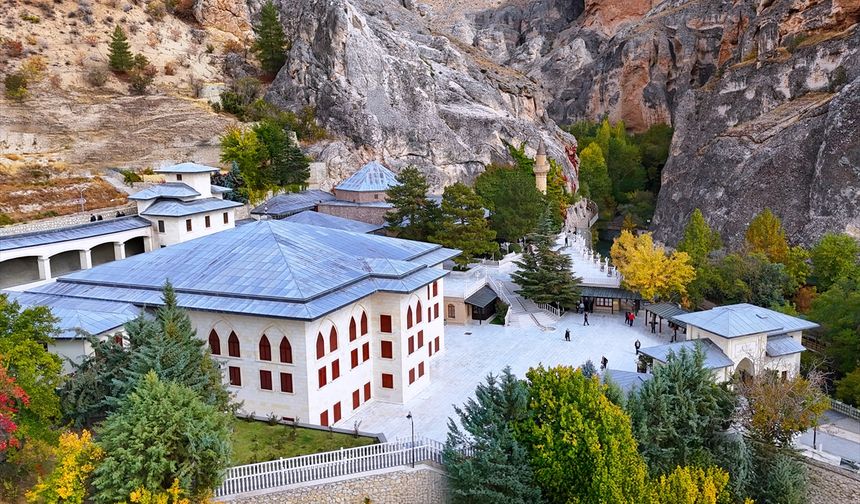 Somuncu Baba Külliyesi sonbahar renklerine büründü