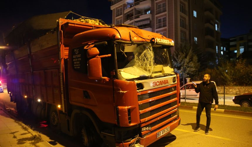 Tokat'ta freni patlayan kamyonun sürücüsü aracı lastikleri kaldırıma sürtüp patlatarak durdurdu