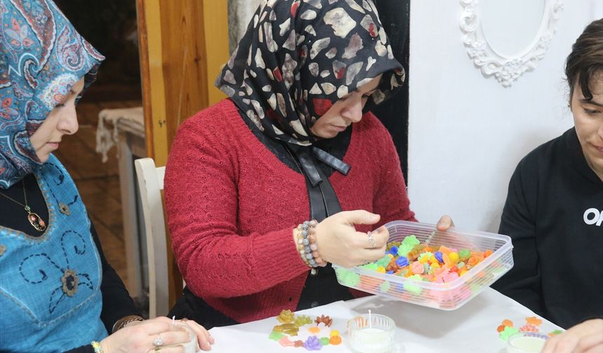 Tokat'ta kadınlar bir araya gelerek sabun, mum ve takı yapımını öğreniyor